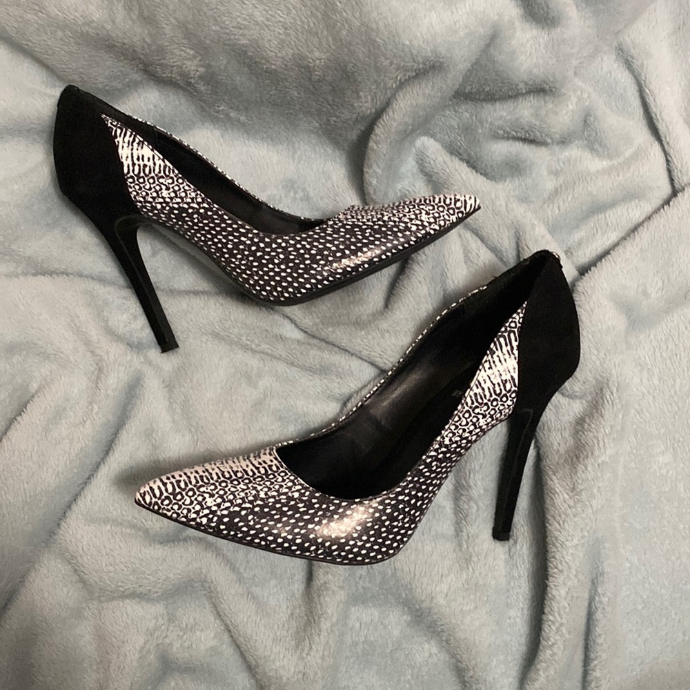 Black & White G by Guess Heels size 8